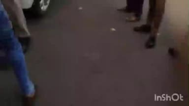 ઉધના ખાતે સિલિકોન શોપર્સ નજીક કાર ચાલક અને પોલીસ કર્મી વચ્ચે ઝપાઝપી જોવા મળ્યું, લાઈવ વિડિઓ સામે આવ્યું