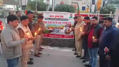 मऊ: गाजीपुर तिराहे पर सड़क सुरक्षा के आखिरी दिन सड़क दुर्घटना में मृतकों को कैंडल मार्च निकालकर दी गई श्रद्धांजलि