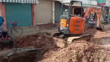 அருப்புக்கோட்டை: நகராட்சி பகுதியில் ரூபாய் 297.25 கோடி மதிப்பில் பாதாள சாக்கடை பணியில் நடைபெற்று வருகிறது குடிநீர் குழாய் இருப்பதால் வேலை தாமதமாக நடைபெறுகிறது