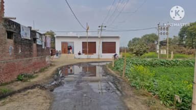 किशनी: गांव फरेंजी का मुख्य मार्ग तालाब में हुआ तब्दील, जलभराव की समस्या से ग्रामीणों ने डीएम से निजात की मांग की