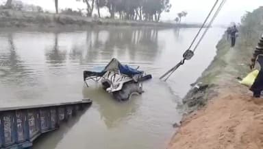 सैफई: वैदपुरा इलाके में नहर में गिरा ट्रैक्टर, 3 लोगों ने तैरकर बचाई अपनी जान