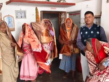 चतरा: पंचायत में भाजपा मंडल अध्यक्ष प्रेमचंद यादव के नेतृत्व में 20 लोगों के बीच कंबल वितरण