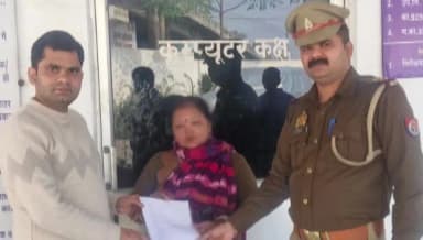 रामपुर: साइबर ठगी के तहत ठगी गई ₹40,000 की रकम को साइबर थाने की पुलिस ने महिला के अकाउंट में वापस कराया