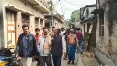 বেলডাঙা ২: হিজলি মাঠপাড়ার দেয়ালচাঁপা পড়ে মৃত ব্যক্তির বাড়িতে সমবেদনা জানাতে উপস্থিত রেজিনগরের বিধায়ক রবিউল আলম চৌধুরী।