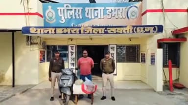 डभरा पुलिस ने की बड़ी कार्रवाई, 20 लीटर कच्ची महुआ शराब परिवहन करते आरोपी को किया गिरफ्तार, स्कूटी जब्त