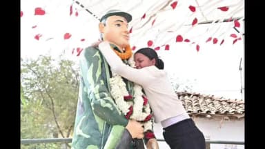 भाटापारा: ग्राम बेंदरी भाटापारा में शहीद स्व. संतोष कुमार ध्रुव की प्रतिमा का अनावरण किया गया, अध्यक्ष अश्वनी शर्मा हुए शामिल