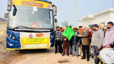 ਪਠਾਨਕੋਟ: ਮੁੱਖ ਮੰਤਰੀ ਤੀਰਥ ਯਾਤਰਾ ਯੋਜਨਾ ਤਹਿਤ ਕੈਬਿਨੇਟ ਮੰਤਰੀ ਸ਼੍ਰੀ ਲਾਲ ਚੰਦ ਕਟਾਰੂਚਕ ਨੇ ਸਿੰਬਲ ਚੌਂਕ ਤੋਂ ਬੱਸ ਨੂੰ ਹਰੀ ਝੰਡੀ ਦੇ ਕੇ ਕੀਤਾ ਰਵਾਨਾ