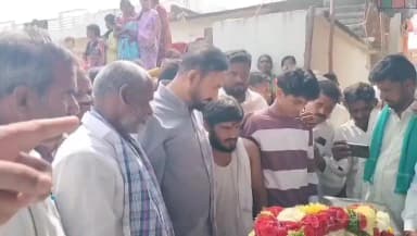 సదాశివనగర్: కాంగ్రెస్ పార్టీ అధ్యక్షులు జూకంటి సంగారెడ్డి ఆకస్మిక మృతి, కుటుంబాన్ని పరామర్శించిన, పాడే మోశారు, ఎమ్మెల్యే మదన్ మోహన్