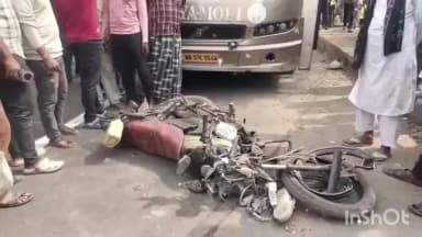 গলসি ১: গলসি থানার পুরশা এলাকার ১৯ নম্বর জাতীয় সড়কে সড়ক পথ দুর্ঘটনার পর রাস্তা অবরোধ করল এলাকাবাসী