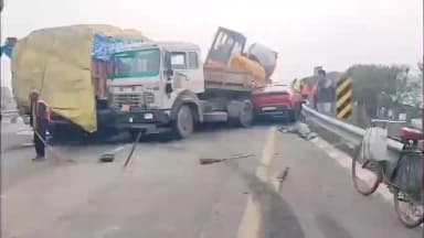 मुहम्मदाबाद: गाजीपुर जिले के बरेसर थाना क्षेत्र में पूर्वांचल एक्सप्रेसवे पर भीषण सड़क हादसा, टेलर, ट्रक और कार में हुई टक्कर