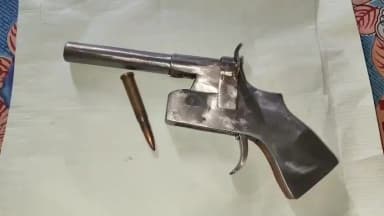 হাবরা ১: গুলিবর্তী বন্ধুক সহ এক দুষ্কৃতিকে গ্রেফতার করলো হাবরা থানার পুলিশ