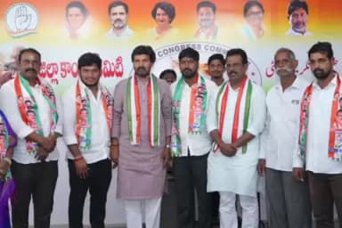 మహబూబ్ నగర్ అర్బన్: జిల్లా కేంద్రంలో కాంగ్రెస్ పార్టీ కార్యాలయంలో భూత్పూర్ మున్సిపాలిటీ అభ్యర్థులకు బి ఫారాలు అందజేసిన జిల్లా అధ్యక్షుడు