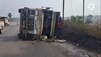 রঘুনাথপুর ১: রঘুনাথপুরের লছমণপুর মোড়ের অদূরে কয়লা বোঝাই ডাম্পার উল্টে যাওয়ায় চাঞ্চল্য
