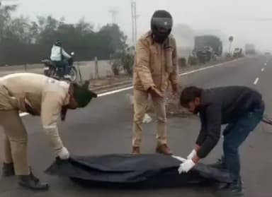 हसनगंज: नवाबगंज कस्बे के कानपुर-लखनऊ हाईवे पर अज्ञात वाहन की टक्कर से एक अज्ञात युवक की हुई मौत, सूचना पर पहुंची पुलिस