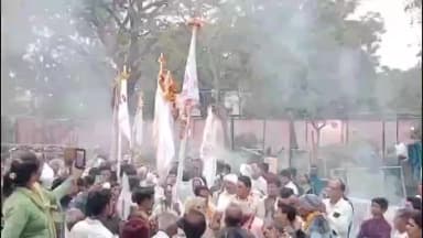 नर्मदापुरम में माघ पूर्णिमा पर रामजी बाबा समाधि स्थल पर श्रद्धालुओं ने निशान चढ़ाया