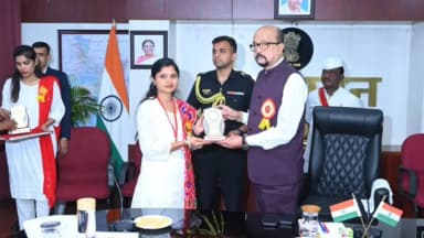 सुकमा: राज्यपाल रमेन डेका ने सुकमा की शिक्षिका ममता सिंह को किया सम्मानित