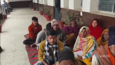 छिबरामऊ: तहसील परिसर में समाजसेवी वरिष्ठ अधिवक्ता ने किसानों के साथ धरने पर बैठे, कहा- किसानों की जमीन पर हो रहा कब्जा