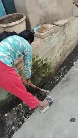 selhupur kanpur dehat me safayi karmi ko bar bar phone karne per bhi jhuthi han aur najarndaj krte huye paya gaya