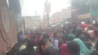 सहरसा राजेंद्र मिश्र महाविद्यालय हटिया गाछी सहरसा बिहार में परिक्षार्थी को प्रवेश करने में भारी परेशानी झेलनी परा