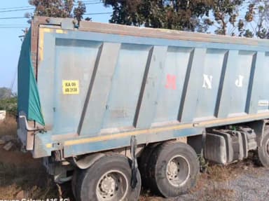 ದೊಡ್ಡಬಳ್ಳಾಪುರ: ಹೆದ್ದಾರಿಯ ಮೆಣಸಿ ಗೇಟ್ ಬಳಿ ಕಂಟೇನರ್ ವಾಹನಕ್ಕೆ ಡಿಕ್ಕಿ ಹೊಡೆದ ಟಿಪ್ಪರ್ ಲಾರಿ ಚಾಲಕರಿಗೆ ಗಾಯ