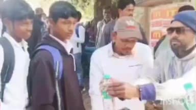 পুরুলিয়া ১: বেলগুমা হাই স্কুলে মাধ্যমিক পরীক্ষার্থীদের হাতে কলম ও জলের বোতল দিয়ে শুভেচ্ছা জানালো শ্রমিক সংগঠন
