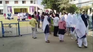 নলহাটি ২: লোহাপুর চারুবালা গার্লস স্কুল সহ নলহাটি ২ ব্লকের ৪টি পরীক্ষা কেন্দ্রে পর্ষদের সমস্ত নিয়ম মেনে আজ হচ্ছে প্রথম মাধ্যমিক