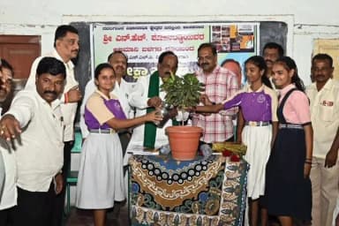 ನವಲಗುಂದ: ಪಟ್ಟಣದ ಮಾಡಲ್ ಹೈಸ್ಕೂಲನಲ್ಲಿ ಪರೀಕ್ಷಾ ಪಯಣ ಎಂಬ 6 ವಿಷಯಗಳನ್ನು ಒಳಗೊಂಡ ಒಂದು ಪುಸ್ತಕವನ್ನು ಬಿಡುಗಡೆ ಗೊಳಿಸಿದ ಎನ್ ಎಚ್ ಕೋನರೆಡ್ಡಿ