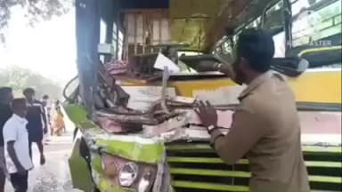 குளித்தலை: வைபுதூர் பேருந்து நிறுத்தம் அருகே இரண்டு தனியார் பேருந்துகள் மோதி விபத்து 20க்கும் மேற்பட்டோர் காயம்