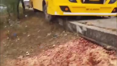 गुलाना: ड्राइवर को चक्कर आने से स्कूल बस डिवाइडर पर चढ़ी, 25 बच्चे सुरक्षित