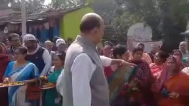 উলুবেড়িয়া ১: উলুবেরিয়াতে পরীক্ষা কেন্দ্রের সামনে পরীক্ষার্থীদের গোলাপ ফুল দিয়ে শুভেচ্ছা জানালেন রাজ্যের মন্ত্রী।