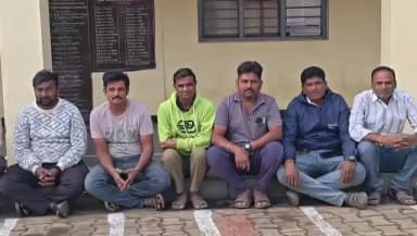 ಹುನಗುಂದ: ಪಟ್ಟಣದಲ್ಲಿ ಹೊರಗುತ್ತಿಗೆ ನೌಕರರಿಂದ ಧರಣಿ,ಬಾಕಿ ವೇತನ ನೀಡುವಂತೆ ಒತ್ತಾಯ