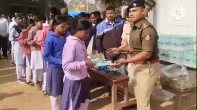 সাঁকরাইল: সাঁকরাইলে মাধ্যমিক পরীক্ষার্থীদের উৎসাহ দিতে পরীক্ষার্থীদের হাতে জলের বোতল, কলম, চকলেট ও গোলাপ ফুল তুলে দিল পুলিশ