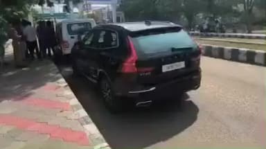 திருப்பூர் தெற்கு: மாவட்ட கலெக்டர் அலுவலகத்திற்கு சொகுசு காரில் உயர் ரக துப்பாக்கியுடன் வந்த நபர்கள் பரபரப்பு ஏற்பட்டது