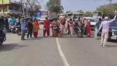 વડાલી: માણેકચોક વિસ્તારના લોકોએ પાણીની સમસ્યાથી કંટાળીને રસ્તો બ્લોક કરી વિરોધ નોંધાવ્યો.