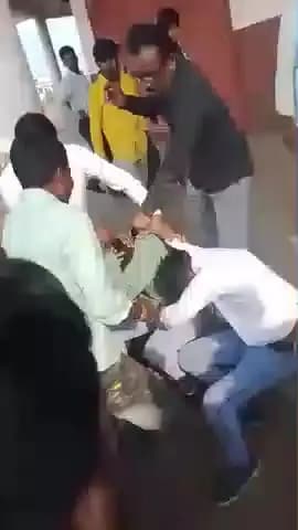 02/02/2026
do yuvak mobile cohri kar ke bhag rhe the