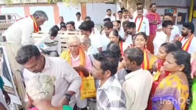 மேட்டுப்பாளையம்: த.வெ.க மூன்றாம் ஆண்டு நிகழ்வு ஒட்டி மேட்டுப்பாளையம் பேருந்து நிலையத்தில் அந்த கட்சியினர் பொது மக்களுக்கு அன்னதானம் வழங்கினர்