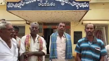 చెరుకు రైతుల గత ఏడాది బాకీలు చెల్లించాలని రావికమతంలో రైతులు నిరసన