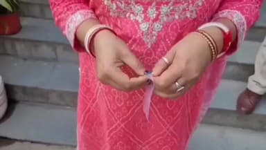 তুফানগঞ্জ ২: খোয়া যাওয়া সোনার হার উদ্ধার করে প্রকৃত মালিকের হাতে তুলে দিলো বক্সিরহাট থানার পুলিশ