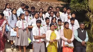 अल्बर्ट एक्का (जारी): संत पियूष जनता उच्च विद्यालय भीखमपुर में दसवीं के छात्रों को रंगारंग कार्यक्रम के साथ विदाई दी गई