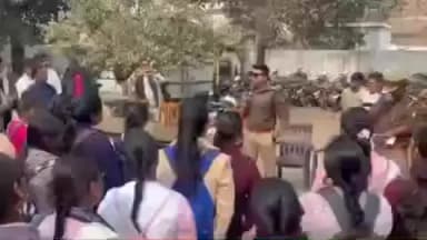 औराई: मिशन शक्ति फेस 5 के तहत थाना औराई में छात्र-छात्राओं से संवाद, पुलिस की अनूठी पहल