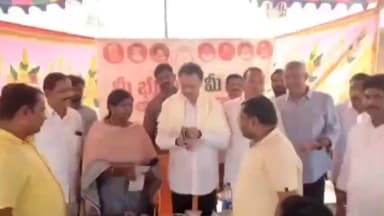 వాకపల్లిలో పట్టాదారు పాసుపుస్తకాల పంపిణీ చేసిన మాడుగుల శాసనసభ్యుడు బండారు సత్యనారాయణమూర్తి