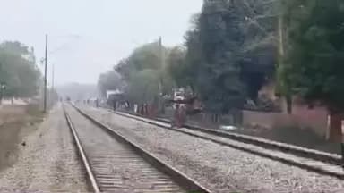 भदोही: भदोही में मालगाड़ी से टकराकर युवक की मौत, इलाके में मचा हड़कंप