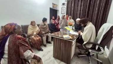 ਚਮਕੌਰ ਸਾਹਿਬ: ਚਮਕੌਰ ਸਾਹਿਬ ਤੋਂ ਵਿਧਾਇਕ ਡਾਕਟਰ ਚਰਨਜੀਤ ਸਿੰਘ ਵੱਲੋਂ ਚਮਕੌਰ ਸਾਹਿਬ ਵਿਖੇ ਆਪਣੇ ਦਫਤਰ ਵਿਖੇ ਸੁਣੀਆਂ ਲੋਕਾਂ ਦੀਆਂ ਮੁਸ਼ਕਿਲਾਂ