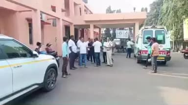 ପାରାଦୀପ ଲକ୍: ଅଜଣା ଗାଡି ଧକ୍କା ରେ ପାରାଦ୍ୱୀପ ବାଲିଝରା ପାଖରେ ଦୃଘଟଣା ଜଣେ ଗୁରୁତର, ପାରାଦ୍ୱୀପ ପୋଲିସ ଗାଡ଼ିରେ ଅଠର ବାଙ୍କି ମେଡିକାଲ ଭର୍ତି