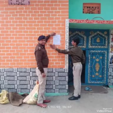 सूर्यपुरा: अलीगंज और चौरासी मठिया गांव के फरार तीन अभियुक्तों के घर पर पुलिस ने चस्पाया आम इस्तहार