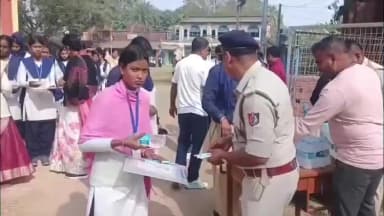 চাপড়া: মাধ্যমিকের প্রথম দিনে পরীক্ষার্থীদের জলের বোতল ও গোলাপ দিয়ে শুভেচ্ছা চাপড়া থানার পুলিশের