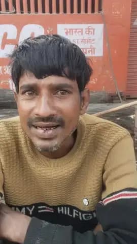 ham log chhote majdur log he jo lakdi katke apna gujara krte he bade aadmi ko koi nhi rokta he chhote logo ko police