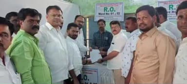 ఖానాపూర్: నిర్మల్, ఖానాపూర్ మున్సిపాలిటీలో పోటీచేసే కాంగ్రెస్ పార్టీ అభ్యర్థులకు బీ ఫారాలు అందజేసిన డీసీసీ అధ్యక్షులు