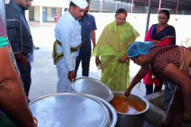 గజ్వేల్: గజ్వేల్ పట్టణంలోని కస్తూర్బా గాంధీ బాలికల విద్యాలయంలో మధ్యాహ్న భోజన ప్రక్రియను పరిశీలించిన జిల్లా కలెక్టర్ హైమావతి