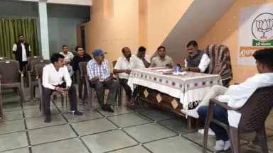 કવાંટ: ધારાસભ્ય જયંતિ રાઠવાએ કાર્યાલય ખાતે મતવિસ્તારના આગેવાનોને લોકો સાથે રૂબરૂ મુલાકાત કરી.